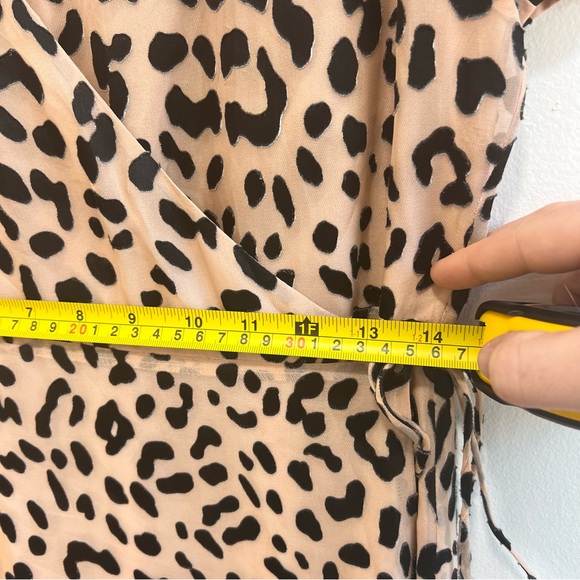 Alice + Olivia NWT Rosette Leopard Print Wrap Dress Sand/ Black Short Sleeve 6 - Picture 16 of 16